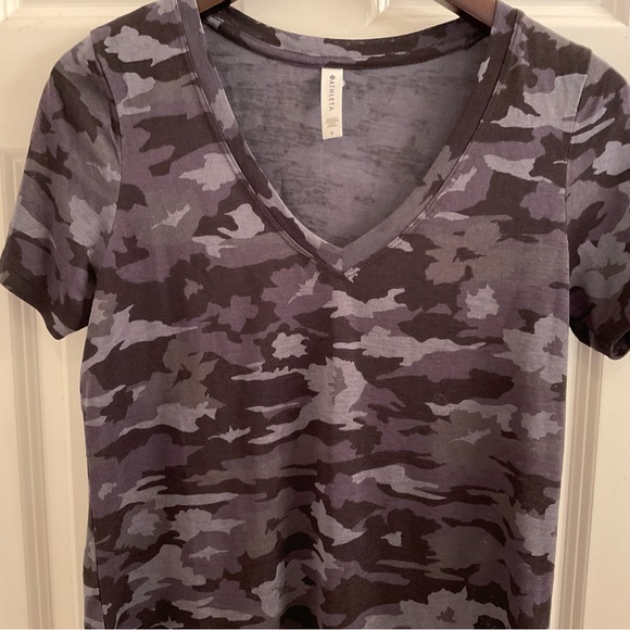 Athleta Breezy Camo Scoop Tee - Size Small - NWOT - Picture 6 of 9